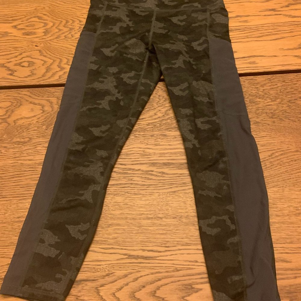 Womens powerhold camo print and mesh carpi (xs) Great condition!